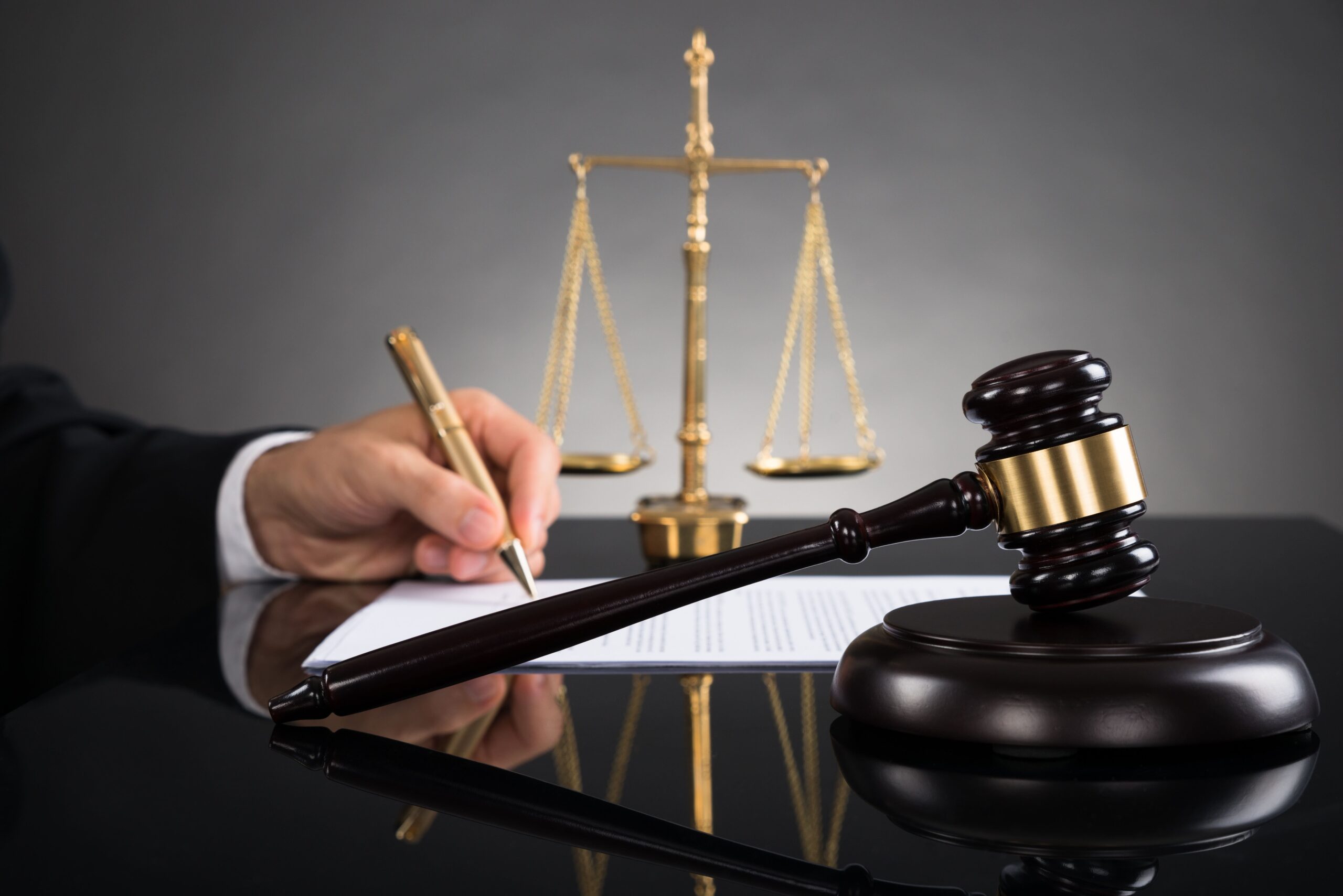 How To Choose The Right Litigation Lawyers For Your Case?